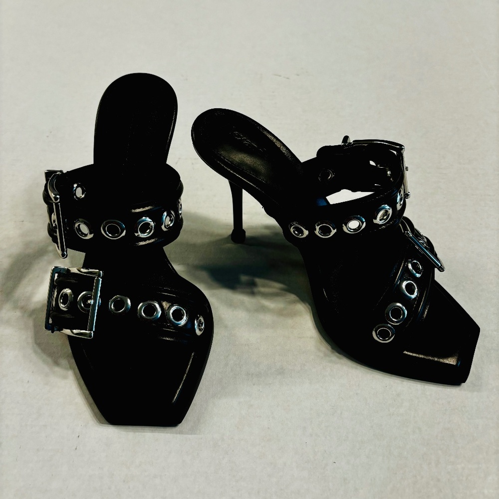 ALEXANDER MCQUEEN BLACK LEATHER PUMPS! Sexy AF!